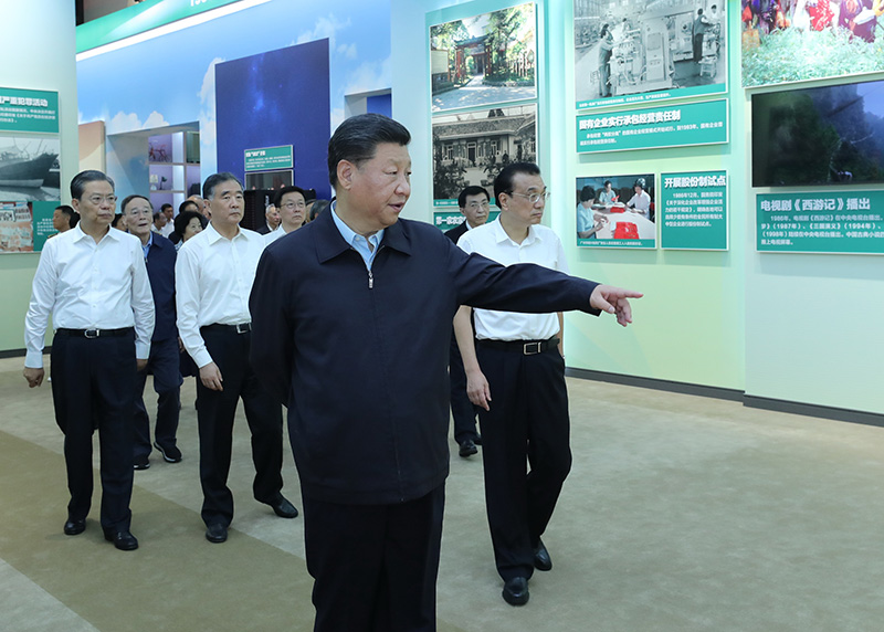 9月23日，党和国家领导人习近平、李克强、汪洋、王沪宁、赵乐际、韩正、王岐山等在北京展览馆参观“伟大历程 辉煌成就——庆祝中华人民共和国成立70周年大型成就展”。新华社记者 鞠鹏 摄