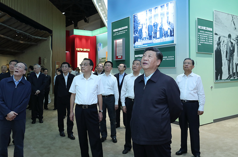 9月23日，党和国家领导人习近平、李克强、汪洋、王沪宁、赵乐际、韩正、王岐山等在北京展览馆参观“伟大历程 辉煌成就——庆祝中华人民共和国成立70周年大型成就展”。新华社记者 鞠鹏 摄