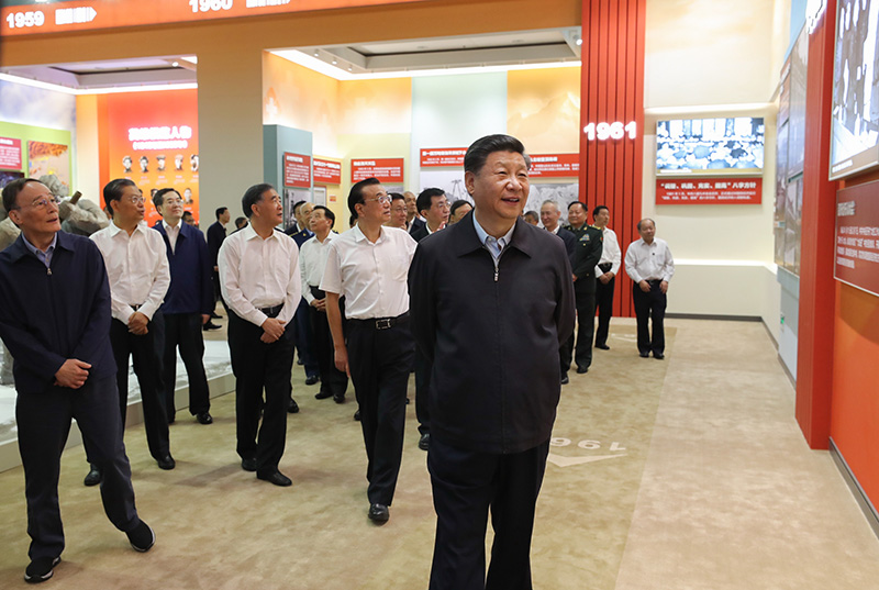 9月23日，党和国家领导人习近平、李克强、汪洋、王沪宁、赵乐际、韩正、王岐山等在北京展览馆参观“伟大历程 辉煌成就——庆祝中华人民共和国成立70周年大型成就展”。新华社记者 鞠鹏 摄